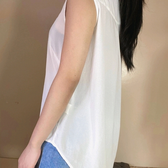 H&M White Sleeveless Button Down Blouse - Picture 2 of 2